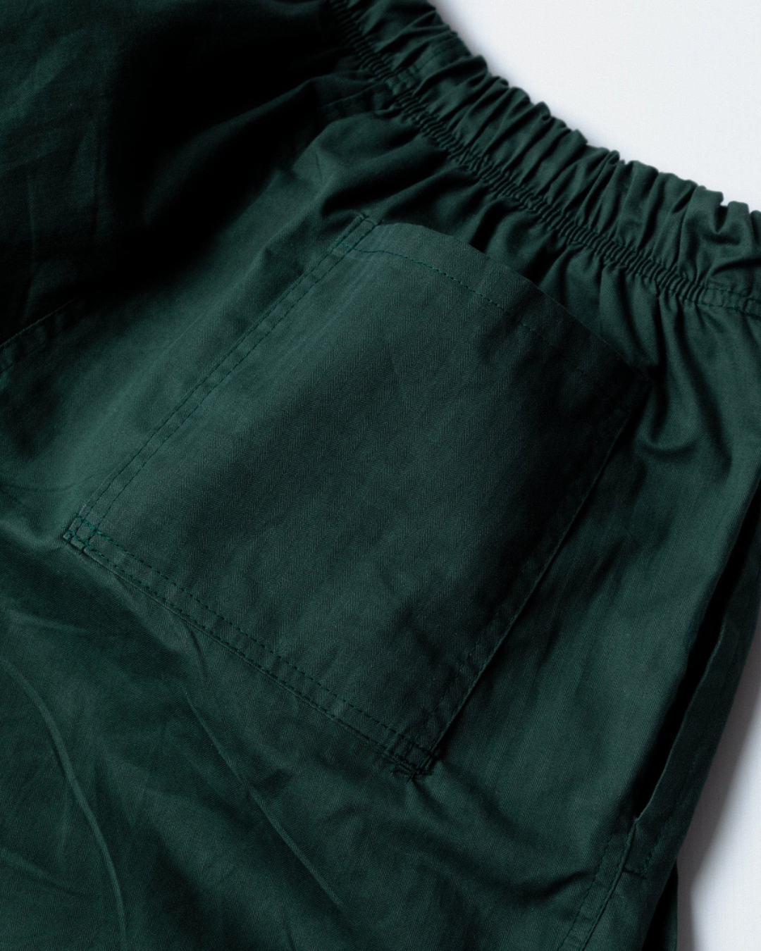 Pantalón Unisex de Corte Relajado Estilo Urbano y Funcionalidad Sostenible