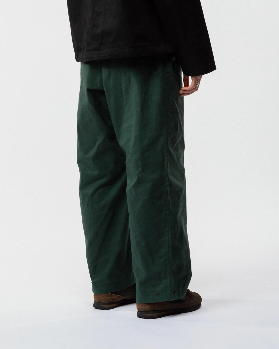 Pantalón Unisex de Corte Relajado Estilo Urbano y Funcionalidad Sostenible