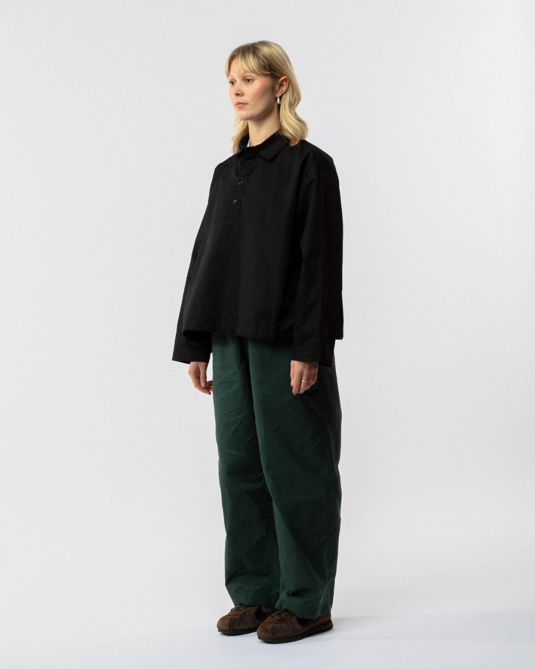 Pantalón Unisex de Corte Relajado Estilo Urbano y Funcionalidad Sostenible